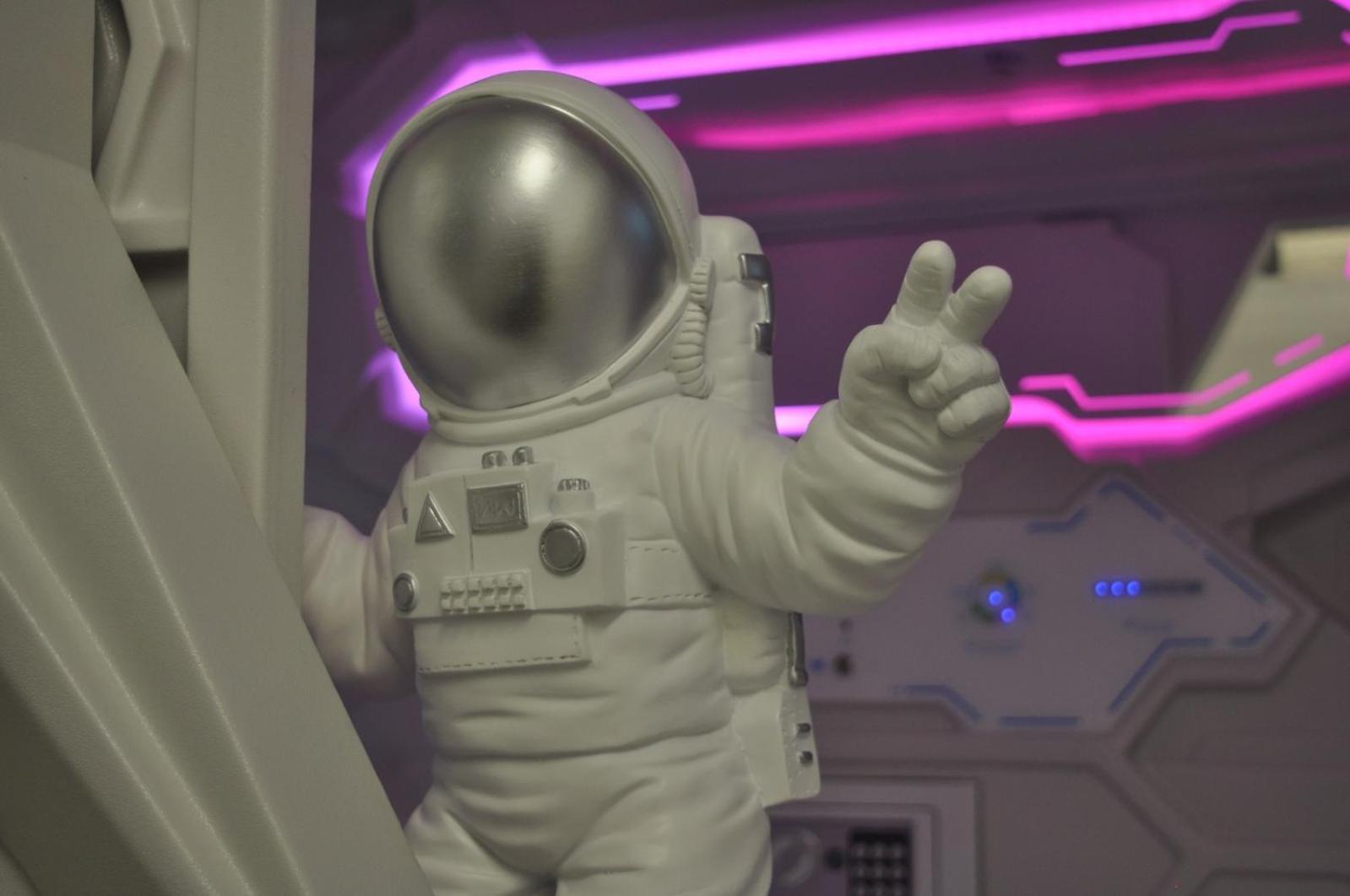 Cosmos Capsule Coworking London Hotel Eksteriør billede