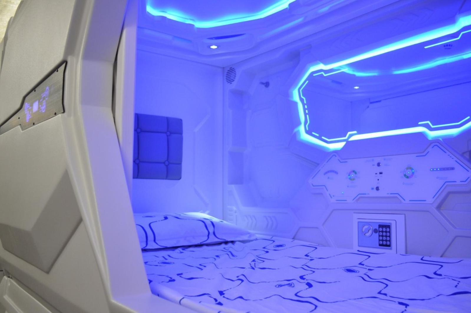 Cosmos Capsule Coworking London Hotel Eksteriør billede